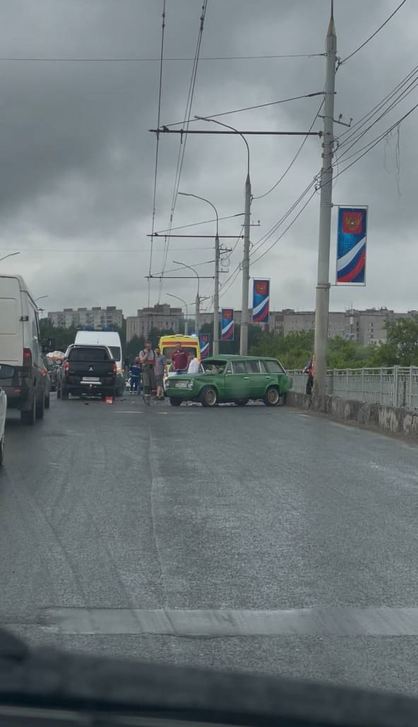 Жесткое ДТП на мосту Воровского По сообщению Госавтоинспекции, сегодня на ул. Воровского у д. 107В столкнулись ВАЗ-2102 и Mitsubishi L200. В результате происшествия водитель ВАЗа получил травмы.