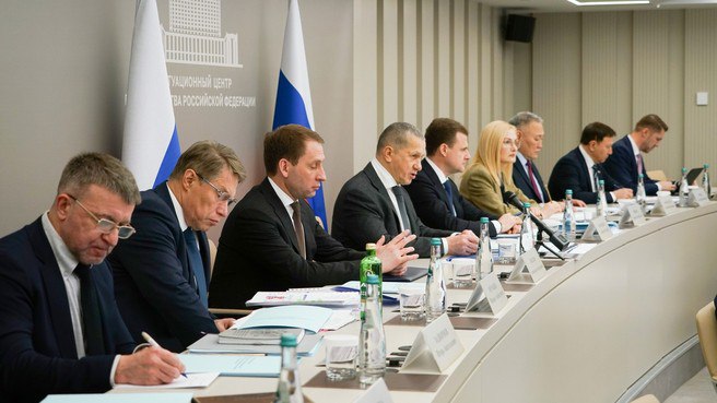 Юрий Трутнев Главные вопросы для Дальнего Востока энергообеспеченность и здравоохранение Заместитель Председателя Правительства полномочный представитель Президента в ДФО Юрий Трутнев провёл заседание Правительственной комиссии по вопросам социально экономического развития Дальнего Востока Рассматривался вопрос повышения доступности и качества здравоохранения на Дальнем Востоке Правительство Российской Федерации проводит большую работу в данной сфере В рамках программы президентской дальневосточной единой субсидии на Дальнем Востоке с 2018 года построено и модернизировано 80 больниц открыто более 50 фельдшерско акушерских пунктов В рамках государственной программы Развитие здравоохранения введён ещё 51 объект Действуют программы Земский доктор и Земский фельдшер благодаря которым молодые врачи получают подъёмные при переезде в сельскую местность Несмотря на это в макрорегионе сохраняется дефицит квалифицированных медицинских кадров Вместе с тем сохраняется низкая доступность медицинской помощи в отдалённых и труднодоступных населённых пунктах открыл заседание Юрий Трутнев Фото Пресс служба Правительства РФ Подробнее на сайте Вести Хабаровск