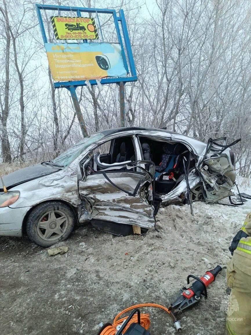 На 25-м километре Красноярского тракта столкнулись два автомобиля.   Спасатели МЧС России достали из легкового авто 3-летнего ребенка и двоих взрослых, пострадавших передали врачам.  Фото: МЧС Омской области