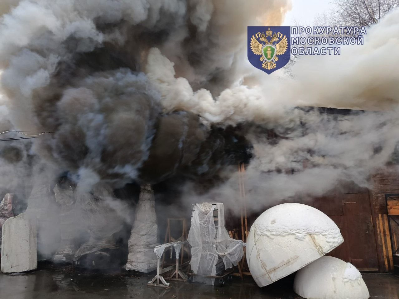 Пожар на территории Никольского храма в подмосковных Мытищах произошел из за аварийного режима работы электрооборудования Как сообщили в региональной прокуратуре пожарные локализовали пожар на 900 квадратах Ранее в МЧС сообщали что в Мытищах загорелись горюче смазочные материалы внутри складского помещения По предварительной информации пострадавших нет РЕН ТВ в Telegram в MAX