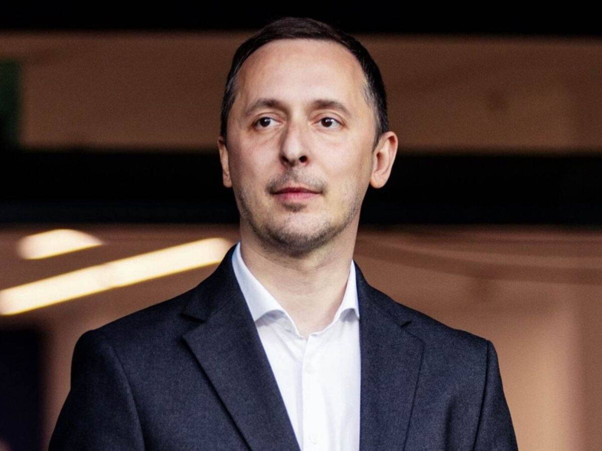 Давид Мелик Гусейнов уходит с поста гендиректора нижегородского футбольного клуба В клубе поблагодарили его за работу именно при нём запустили новые проекты выросла популярность команды и прибавилось болельщиков Спасибо Давид Валерьевич за то что уверенно держали штурвал и вели клуб вперёд написали в официальном канале ФК Кстати в прошлом сезоне наша футбольная команда вылетела из ФНЛ но чудом осталась в Высшей лиге Сейчас наши находятся внизу таблицы с шестью очками после восьми матчей mynnovgorod