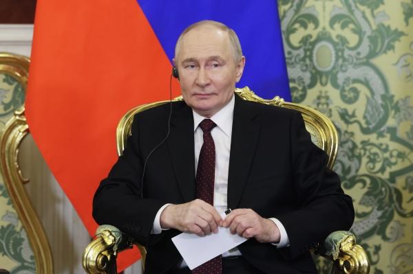 Владимир Путин провёл совещание с постоянными членами Совбеза В начале встречи он попросил Владимира Мединского рассказать об итогах переговоров в Женеве Помощник президента и представитель Минобороны рассказали главе государства о том как прошли консультации в Швейцарии Также на заседании Владимир Путин предложил постоянным членам Совбеза обсудить меры для эффективности исследований в интересах обороноспособности страны 17 18 февраля в Женеве прошёл третий раунд трёхформатных переговоров России США и Украины Подписаться на Говорит Москва Telegram VK MAX