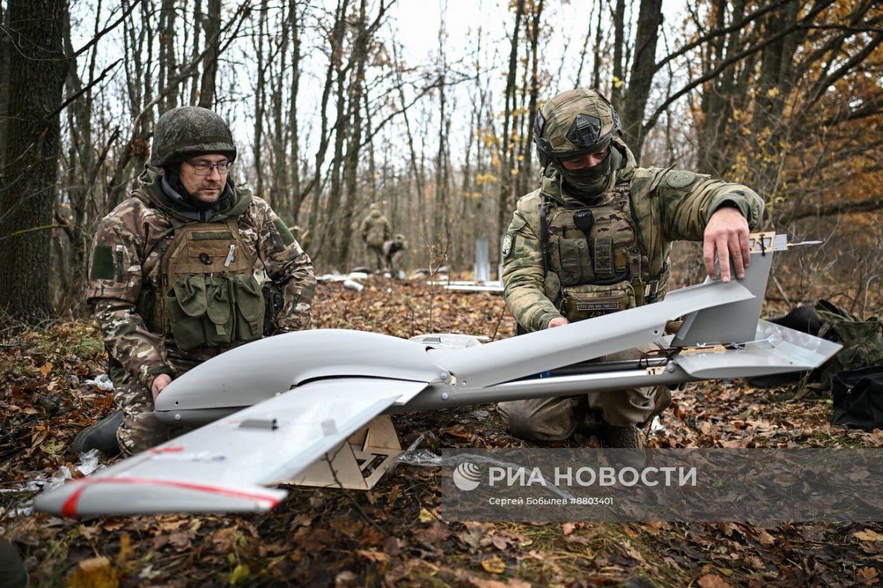 По цели в Харькове впервые был запущен новый дрон самолетного типа «Молния-2» - РИА новости публикует фото   Данный дрон способен преодолевать расстояние до 40 км и нести 5-7 кг боевую часть.  На фото подготовка дрона к запуску.