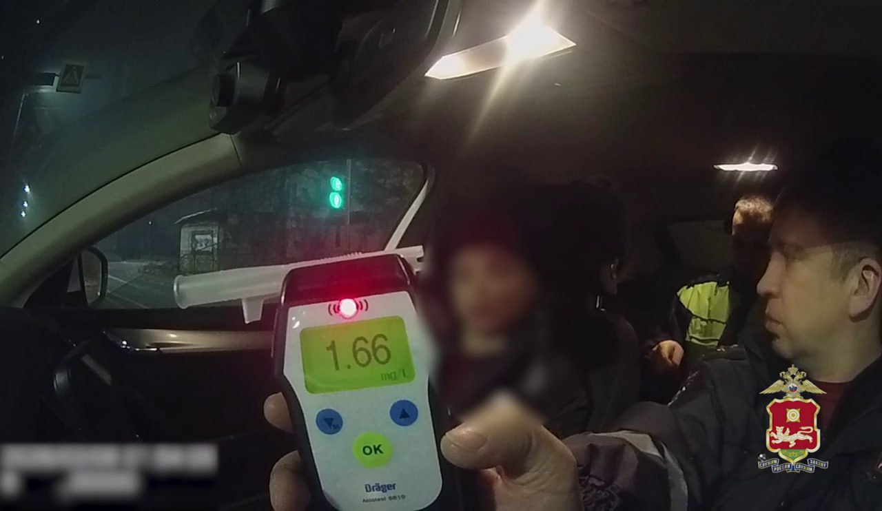 Ну давай дышнём В Черногорске пьяный бесправник пытаясь скрыться от ГАИ разбил купленный накануне автомобиль В дежурную часть ОМВД России по г Черногорску поступило сообщение от граждан о нетрезвом водителе за рулём иномарки разъезжающем по Майскому посёлку Сообщение незамедлительно было передано дежурным нарядам Автомобиль Mazda Atenza подходящий под описание был замечен экипажем ДПС городской ГАИ на проспекте Космонавтов Рулевой не выполнил законное требование об остановке и резко увеличил скорость Пролетев перекрёсток на красный свет водитель попытался уйти от преследования перескочив через бордюр От столь грубого манёвра иномарка не выдержала потеряв передний бампер и вскоре заглохла   Чтобы узнать что произошло дальше а также посмотреть видео следуйте в наш канал в мессенджере МАХ хакасия полицияхакасии мвдхакасии мвд19 нетрезвыйводитель черногорск непейсядешь стопалкоголь ненарушай госавтоинспекцияхакасии гаихакасии Подписаться на наши страницы в MAX VK Telegram