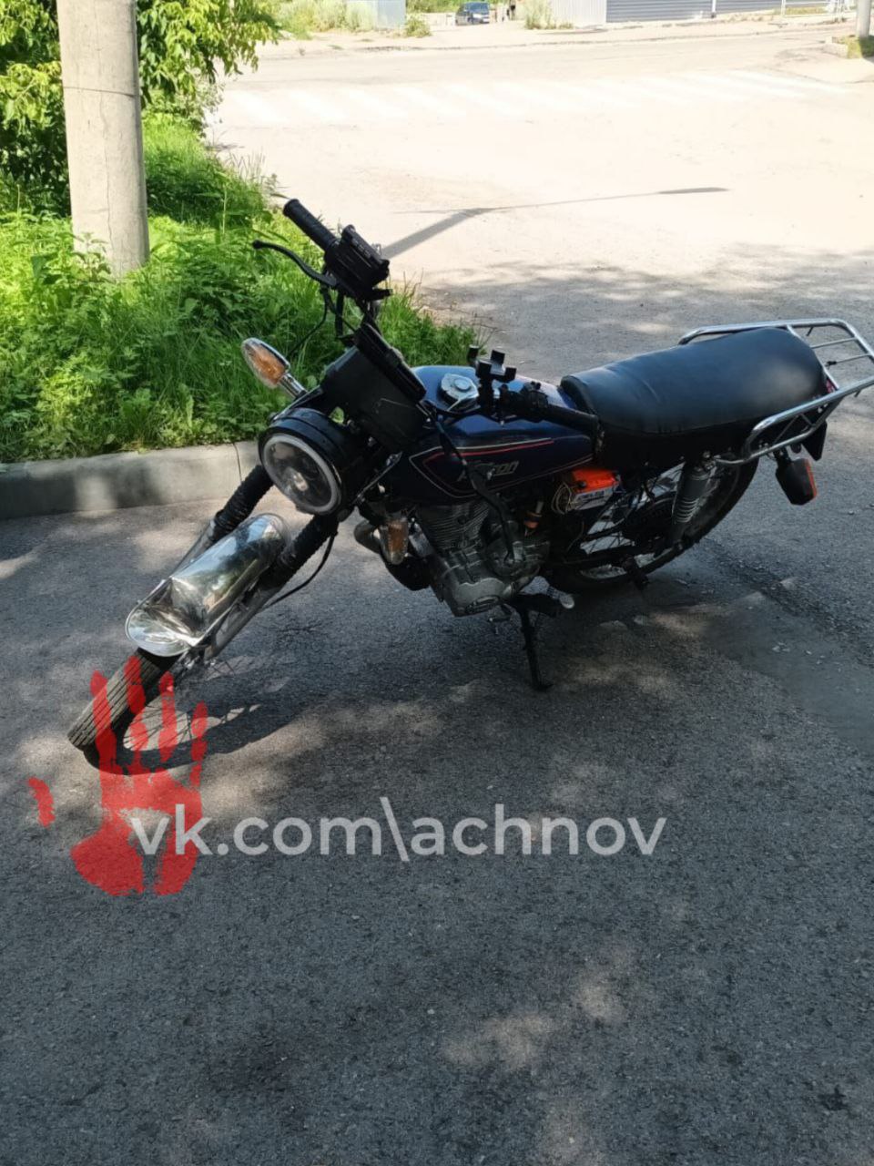 В Катав-Ивановске полиция задержала молодого человека, который подозревается в угоне мотоцикла   По данным областного главка, владелец двухколесного транспорта сообщил, что оно пропало с территории дома. Полицейские провели расследование: осмотрели место происшествия, опросили свидетелей и изучили записи камер.    В итоге нашли и задержали подозреваемого, а мотоцикл вернули владельцу. Теперь против задержанного возбуждено уголовное дело за угон.