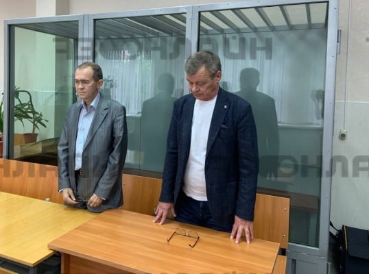 «Считаю себя невиновным, обвинение не признаю!» В четверг Заволжский районный суд практически завершил рассматривать уголовное дело против главврача Чердаклинской районной больницы Ильи Мидленко Обвиняемый в злоупотреблении должностными полномочиями врач выступил с последним словом — расшифровку его выступления можно прочитать по ссылке Cудья удалился в совещательную комнату Подписывайтесь: 73online Присылайте новости