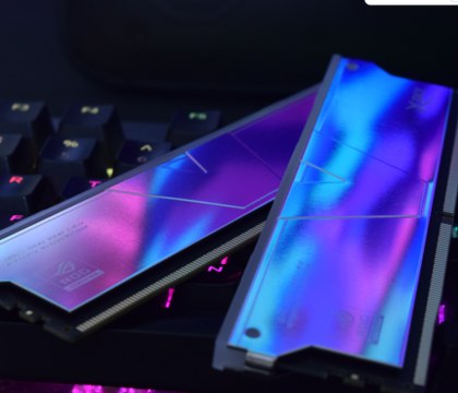 Samsung отказалась сворачивать производство памяти DDR4 из за резкого роста цен DigiTimes Нарастающий дефицит DRAM вынудил Samsung продлить жизненный цикл памяти памяти стандарта DDR4 Об этом сообщает тематический портал Wccftech со ссылкой на свежий отчет тайваньского издания DigiTimes Источники последнего утверждают что текущая рыночная ситуация заставила руководство Samsung замедлить темпы вывода из эксплуатации старых модулей формата DDR4 так как они начали приносить заметную прибыль