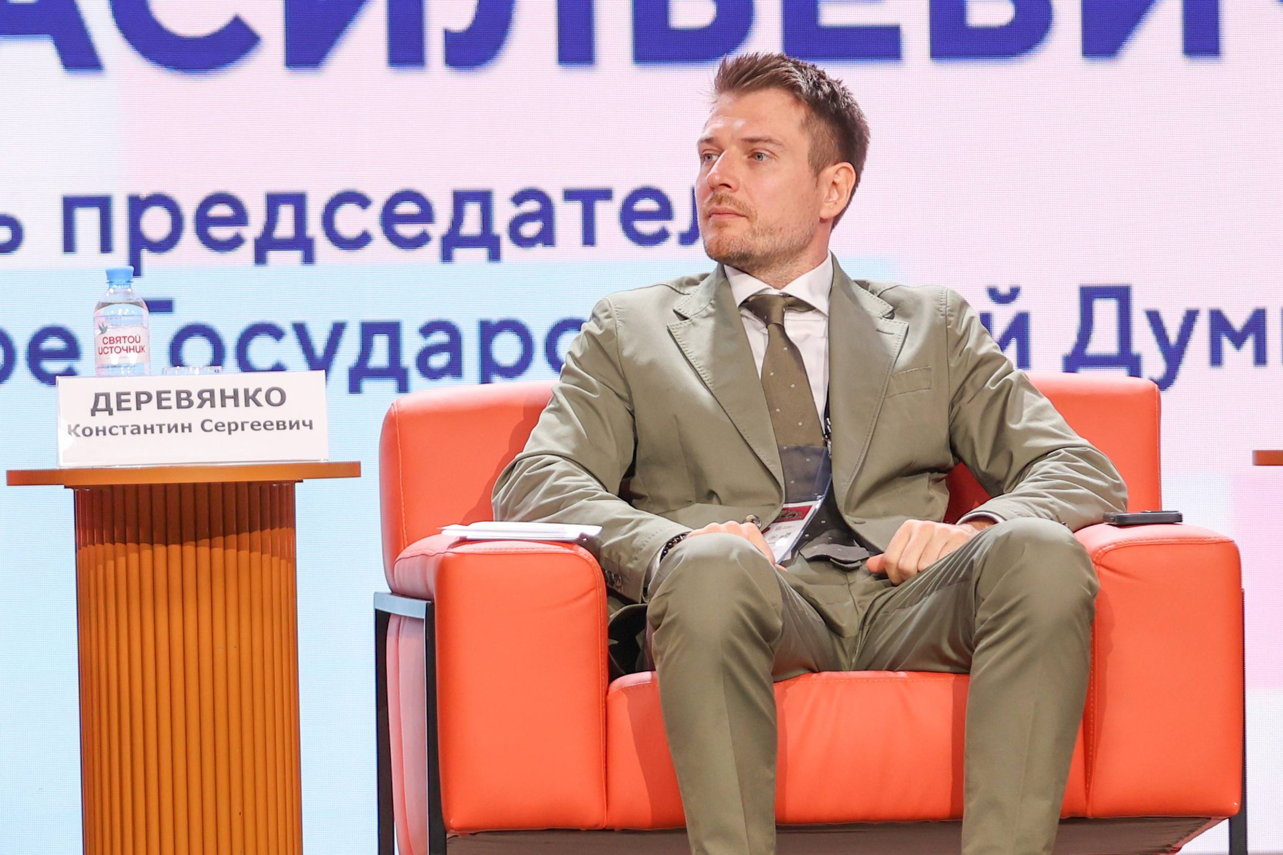 Форум «Многодетная Россия» стартовал в Национальном центре «Россия» Событие объединило лидеров НКО, представителей государственных органов власти, бизнеса и экспертного сообщества — всех, кто сегодня формирует актуальную повестку семейной политики и поддерживает многодетность как ценность и норму. На пленарной сессии «Демография» спикеры обсудили выработку комплексных подходов к стимулированию рождаемости. Мы вместе смогли заявить о многодетности как о социальном тренде. Сегодня в нашей стране более 2,7 миллионов многодетных семей. Это значит, что 30% детей воспитываются в многодетных семьях. Цифры значительные и они будут расти, — сказала председатель правления Фонда поддержки детей Елена Федюнина. Депутат Госдумы Денис Майданов предложил развивать всероссийский День отца как самостоятельную и содержательно насыщенную дату. Он подчеркнул, что роль отца в семье — и поддержка, и пример, и передача ценностей. Символом праздника, по его замыслу, может стать высадка «отцовских деревьев» по всей стране. Подробнее о вопросах, которые обсуждались в рамках форума, — на нашем сайте. «Россия»