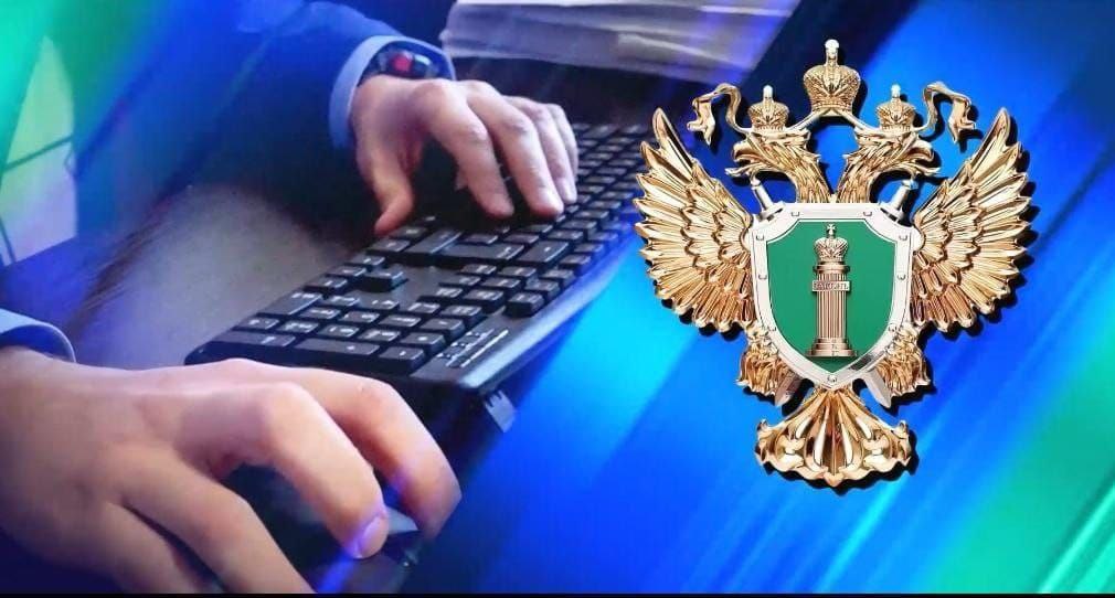 По требованию прокуратуры муниципальный служащий уволен в связи с утратой доверия за совершение коррупционного правонарушения    Прокуратурой Скадовского района Херсонской области проведена проверка соблюдения законодательства о противодействии коррупции в администрации Алешкинского муниципального округа.   Установлено, что на должности муниципальной службы в администрации трудовую деятельность осуществлял местный житель, который в нарушение антикоррупционного законодательства одновременно был трудоустроен техническим рабочим в дошкольное образовательное учреждение, заведующей которого являлась его супруга. При этом трудовую деятельность по второму месту работы он не осуществлял, однако получал заработную плату.   Прокуратурой в адрес главы администрации внесено представление с требованием об увольнении мужчины по утрате доверия в связи с совершением коррупционного правонарушения.  По результатам рассмотрения акта прокурорского реагирования работник был уволен по собственному желанию, что противоречить действующему законодательству.   В связи с чем надзорным ведомством в суд направлено исковое заявление об обязании администрации округа изменить формулировку основания увольнения служащего с «по собственному желанию» на «в связи с утратой доверия». Исковые требования прокурора рассмотрены судом и удовлетворены в полном объеме.   В части фиктивного трудоустройства мужчины, в отношении заведующей дошкольным образовательным учреждением, следственными органами возбуждено и расследуется уголовное дело по части 1 статьи 285 УК РФ  злоупотребление должностными полномочиями .  Подписывайтесь   Прокуратура Херсонской области