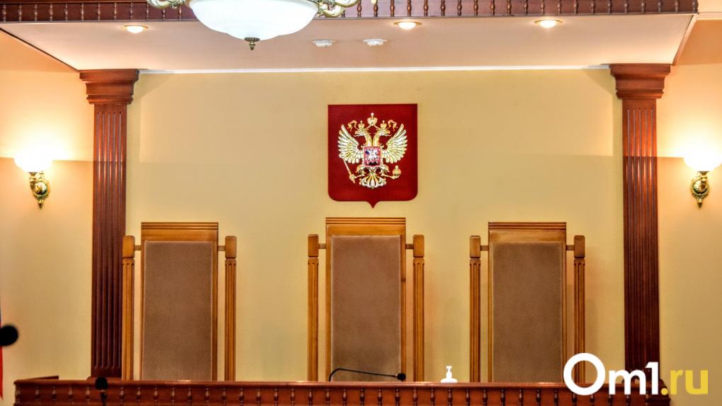 В Любинском райсуде прошло второе заседание по делу экс министра Куприянова На нём был допрошен ключевой свидетель обвинения экс директор Марьяновского ПНИ Валерий Башуров сообщает Омск информ Что озвучено в суде по словам свидетеля с 2018 года выполнял непрофильные поручения в т ч для домовладения тёщи экс министра в Любино Малоросском покупал за свой счёт газонокосилку Bosch 42 тыс 2021 мотокультиватор 27 тыс 2023 спортплощадку 250 тыс оплата по договору через банк дверь и рольставни 20 тыс расходники 6 тыс дрова передал конверт со 100 тыс руб боялся потерять работу но при этом прямых угроз не было Позиция защиты указывает на расхождения по датам и суммам например 100 тыс в деле 2022 год свидетель 2020 2021 нет чеков расписок и переписки подтверждающих передачу денег лично свидетель не видел технику после покупки использование по назначению не подтверждено Судья объявила перерыв до четверга 28 августа планируется допрос ещё двух свидетелей со стороны обвинения и защиты Ранее прокурор огласила обвинительное заключение Владимир Куприянов вину не признаёт Om1 Omsk