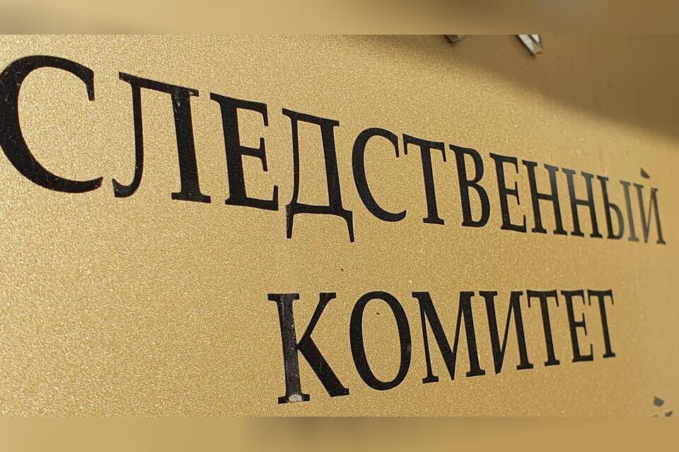 ‼ В Чите под стражу взят 51-летний местный житель, обвиняемый в хулиганстве с применением оружия. 19 мая 2025 года пьяный мужчина проник на территорию детского сада и в присутствии детей угрожал воспитателю, демонстрируя нож. Благодаря быстрой реакции педагога дети были укрыты, а тревожная кнопка — активирована. Экипаж Росгвардии прибыл на место, но нарушитель успел скрыться. Личность мужчины удалось установить после публикаций в СМИ. В ходе совместной работы СК и полиции он был задержан. Сегодня суд избрал меру пресечения — заключение под стражу. Расследование продолжается. ZAB.RU