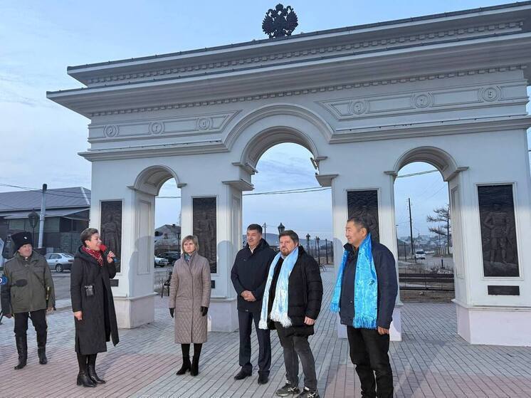 Делегация Бурятии примет участие в международном совещании по развитию туризма Делегация Республики Бурятия во главе с министром туризма Алдаром Доржиевым примет участие в IX Совещании руководителей туристских администраций России Китая и Монголии Мероприятие пройдет сегодня в монгольском городе Дархан Ключевой темой переговоров станет развитие международного трансграничного маршрута Великий чайный путь историческим центром которого является бурятский город Кяхта Российскую делегацию на совещании возглавит заместитель министра экономического развития России Дмитрий Вахруков В рамках подготовки к мероприятию Дмитрий Вахруков ранее посетил Бурятию где осмотрел ключевые объекты туристической инфраструктуры в Кяхте включая памятник арку Исследователям Центральной Азии Воскресенскую церковь и краеведческий музей имени Обручева Участие Бурятии в этом международном форуме подчеркивает стратегическую роль республики в развитии туристического сотрудничества между тремя странами Проект Великий чайный путь направлен на значительное увеличение турпотока и укрепление экономических связей в регионе