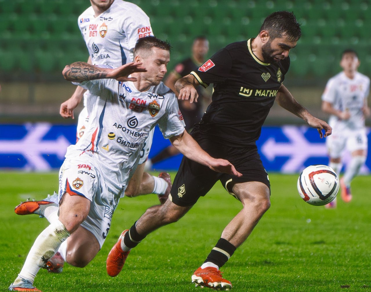 Махачкалинскому Динамо уже 26 ноября предстоит провести второй матч четвертьфинальной стадии Кубка России по футболу Дагестанская команда в Москве сыграет со столичным ЦСКА На поле команды выйдут в 18 00 Напомним что в первой игре в Каспийска минимального успеха со счетом 1 0 добились махачкалинцы