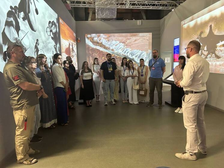 В Мелитополе открылась фотовыставка «Самая красивая страна» ко Дню России В парке «Россия – Моя история» открыта выставка Русского географического общества с работами победителей фотоконкурса. Уникальные пейзажи, природа, животные и архитектура – глазами юных фотографов со всей страны. Фотовыставка работает до 20 июня. Вход свободный. Адрес: г. Мелитополь, ул. Екатерины Великой 172/4. Новый Мелитополь подпишись