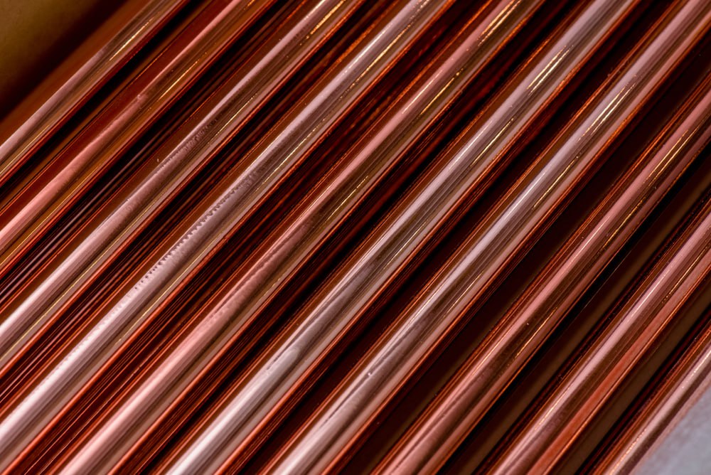 S P Global прогнозирует что спрос на медь вырастет с 26 4 млн т в 2025 году до 42 млн т к 2040 му а производство достигнет пика около 33 млн т уже в 2030 году Основной драйвер энергопереход электромобили аккумуляторы и ЦОДы мощность которых к 2040 году вырастет вчетверо Добавьте человекоподобных роботов 1 млрд штук 1 6 млн т меди в год и оборонные расходы и дефицит к 2035 му становится почти неизбежным Цена уже отреагировала 6 января котировки LME впервые превысили 13 000 долларов за тонну