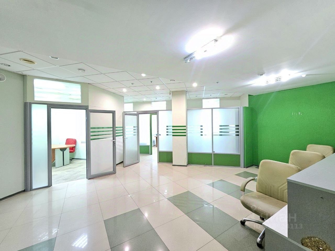 В Ростове резко выросло число объявлений об аренде и продаже офисов Рынок коммерческой недвижимости Ростова на Дону показывает стремительную динамику только за октябрь 2025 года объявлений об аренде офисов стало на 65 больше а о продаже на 113 Рынок четко разделился на два сегмента Спрос сконцентрирован на современных бизнес центрах классов В и А где ставки держатся на уровне 1200 1800 руб кв м а вакантность не превышает 10 15 В то же время устаревший фонд класса С теряет арендаторов несмотря на снижение цен до 600 900 руб кв м Генеральный директор компании Титул Евгений Сосницкий выделяет ключевые тренды в поведении арендаторов Бизнес стал более рационально подходить к использованию площадей уделяя первостепенное внимание эффективным планировкам наличию парковки и логистике Также растет популярность гибких форматов работы таких как коворкинги О том какие возможности открывает эта перезагрузка рынка для арендаторов и инвесторов читайте в подробном обзоре на сайте ДОМОСТРОЙДОН РУ domostroyrf