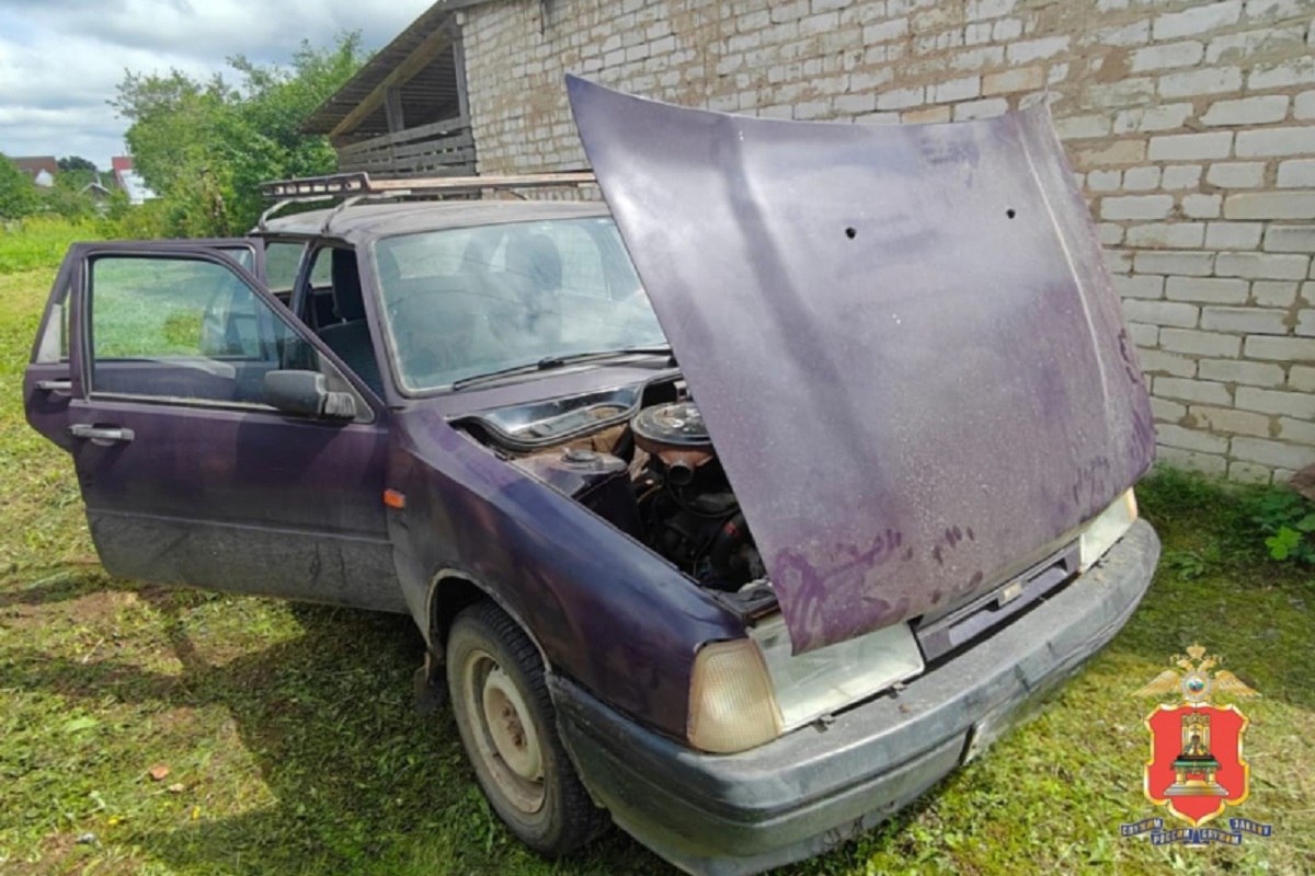 Семейный подряд угнать авто рад В Селижарово задержали отца и сына, подозреваемых в угоне автомобиля. 61-летняя женщина сообщила в полицию, что её автомобиль ИЖ «Ода» был угнан из гаража ночью. На месте происшествия полиция опросила потерпевшую, свидетелей и составила описание машины. Эксперт-криминалист собрал улики. По предварительным данным, мужчины, будучи в состоянии алкогольного опьянения, решили покататься. Они взломали замок на воротах гаража и попытались угнать машину. Не сумев завести её сразу, они выкатили автомобиль на улицу и завели двигатель вручную. Затем они доехали на угнанной машине до своего дома, где начали накачивать шины, когда их задержали сотрудники ДПС. Обоим мужчинам избрали меру пресечения в виде заключения под стражу, и против них возбуждено уголовное дело, предусматривающее наказание до 5 лет лишения свободы. Пилот Подписаться #угон_автомобиля