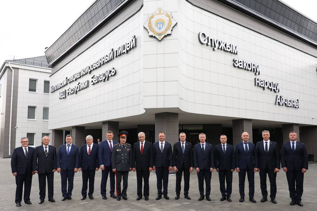 Символ единства и преемственности #международное_сотрудничество #объединенная_коллегия В целях укрепления сотрудничества между Беларусью и Россией Могилевский специализированный лицей МВД посетили представители министерств внутренних дел двух стран. Это событие стало символом единства и преемственности в воспитании молодого поколения защитников правопорядка. Министр внутренних дел Беларуси Иван Кубраков, глава российского ведомства Владимир Колокольцев и губернатор Могилевской области Анатолий Исаченко осмотрели современные учебные классы с интерактивным оборудованием, спортивные залы, спальные помещения. Владимир Колокольцев оставил запись в Книге почетных гостей Внимание присутствующих акцентировано на том, что лицей стал примером масштабной работы МВД республики по подготовке высокомотивированных кадров, готовых служить Закону и народу. Кульминацией визита в учебное заведение стала демонстрация фильма, посвященного подвигу бойцов батальона под командованием Константина Владимирова, которые в 1941 году стояли насмерть, защищая Родину, а также проводимым в МВД многочисленным идеологическим мероприятиям. После просмотра фильма Владимир Колокольцев вручил начальнику Могилевского специализированного лицея МВД Валерию Полищуку сувенир с изображением здания российского ведомства. В завершение визита состоялось общее фотографирование, затем переезд на мемориал - единственный на постсоветском пространстве памятник милиционерам - героям Великой Отечественной войны!