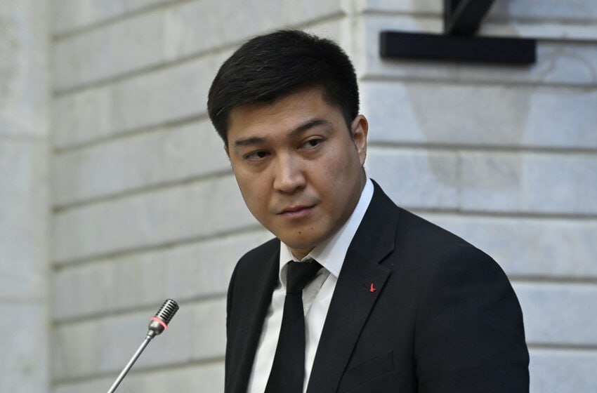 Бактияр Орозов освобожден от должности министра науки из за нарушения этики Президент Кыргызской Республики Садыр Жапаров подписал указ об освобождении Бактияра Орозова от занимаемой должности министра науки высшего образования и инноваций Согласно указу главы государства Бактияр Орозов освобожден от должности в связи с несоблюдением требований норм этики Иные подробности на данный момент не сообщаются Главой Минобразования Бактияр Орозов был назначен в мае этого года До этого он занимал должности первого замминистра образования и науки КР и замминистра юстиции Подписаться на news24kg Связаться с админом news24kg admin