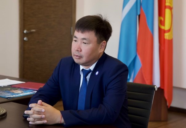 Отставки Горсовет Кызыла отправил мэра в отставку Хурал представителей Кызыла принял решение об отставке мэра города Карима Сагаан оола сообщает сайт парламента Досрочно прекратить полномочия мэра города Кызыла с 15 октября 2025 года на основании решения Кызылского городского суда от 14 февраля 2025 года которое вступило в силу 15 октября 2025 года говорится в сообщении Объявлен конкурс на замещение вакантной должности Конкурс пройдет 25 ноября 2025 года Также хурал назначил врио мэра руководителя городского департамента архитектуры земельных и имущественных отношений Вячеслава Судер оола Депутаты разорвали контракт с мэром на основе решения суда по иску спикера хурала Ирины Казанцевой вступившего в силу в середине октября Казанцева утверждала что горсовет многократно находил нарушения при содержании скверов парков и других общественных территорий Вопросы вызвала и скандальная история с исчезновением низкопольных автобусов ЛиАЗ которые в 2021 году мэрия Москвы согласилась передать Кызылу из 40 автобусов в Туву доставили только 31 хотя из бюджета была оплачена перевозка всех 40 к тому же в рабочем состоянии оказались всего 8 автобусов часть пришлось списать Сагаан оол стал градоначальником в 2018 году когда республику возглавлял Шолбан Кара оол ныне вице спикер Госдумы В 2022 году уже при новом руководителе Тувы Владиславе Ховалыге подавляющее большинство депутатов горсобрания проголосовало за продление контракта с мэром Но вскоре его отношения с хуралом испортились и по итогам 2022 и 2023 годов депутаты признавали работу главы горадминистрации неудовлетворительной В конце 2024 года Казанцева направила в Кызылский горсуд иск о расторжении трудового договора с чиновником в связи с ненадлежащим исполнением вопросов местного значения По ее словам в суд она обратилась после того как Карим Сагаан оол проигнорировал предложение расторгнуть контракт по согласию сторон Сделать же это по собственной инициативе депутатам не позволяет устав города 20 февраля 2025 года Кызылский горсуд частично удовлетворил иск приняв решение о расторжении трудового договора с мэром Однако Верховный суд Тувы в мае принял сторону Карима Сагаан оола и отменил решение горсуда Судья пришел к выводу что по указанным в иске недостаткам в работе градоначальника усматривается несвоевременность проведения определенных мероприятий вместе с тем по ним бездействия не было принимались и принимаются меры в результате чего разрешаются вопросы местного значения городского округа Спустя еще три месяца Восьмой кассационный суд общей юрисдикции отменил постановление Верховного суда Тувы указав на допущенные нарушения норм материального и процессуального права Дело было возвращено на новое рассмотрение в республиканский суд который со второй попытки иск удовлетворил и предписал отправить мэра в отставку Как сообщили в горадминистрации решение о расторжении контракта будет оспариваться в высших инстанциях так как заседание прошло с целым рядом процессуальных нарушений В частности судьями не принят во внимание факт отсутствия ответчика по причине нахождения на больничном По закону на сегодняшний день Карим Сагаан оол остается на должности подчеркнули в мэрии Подписывайтесь на Земский