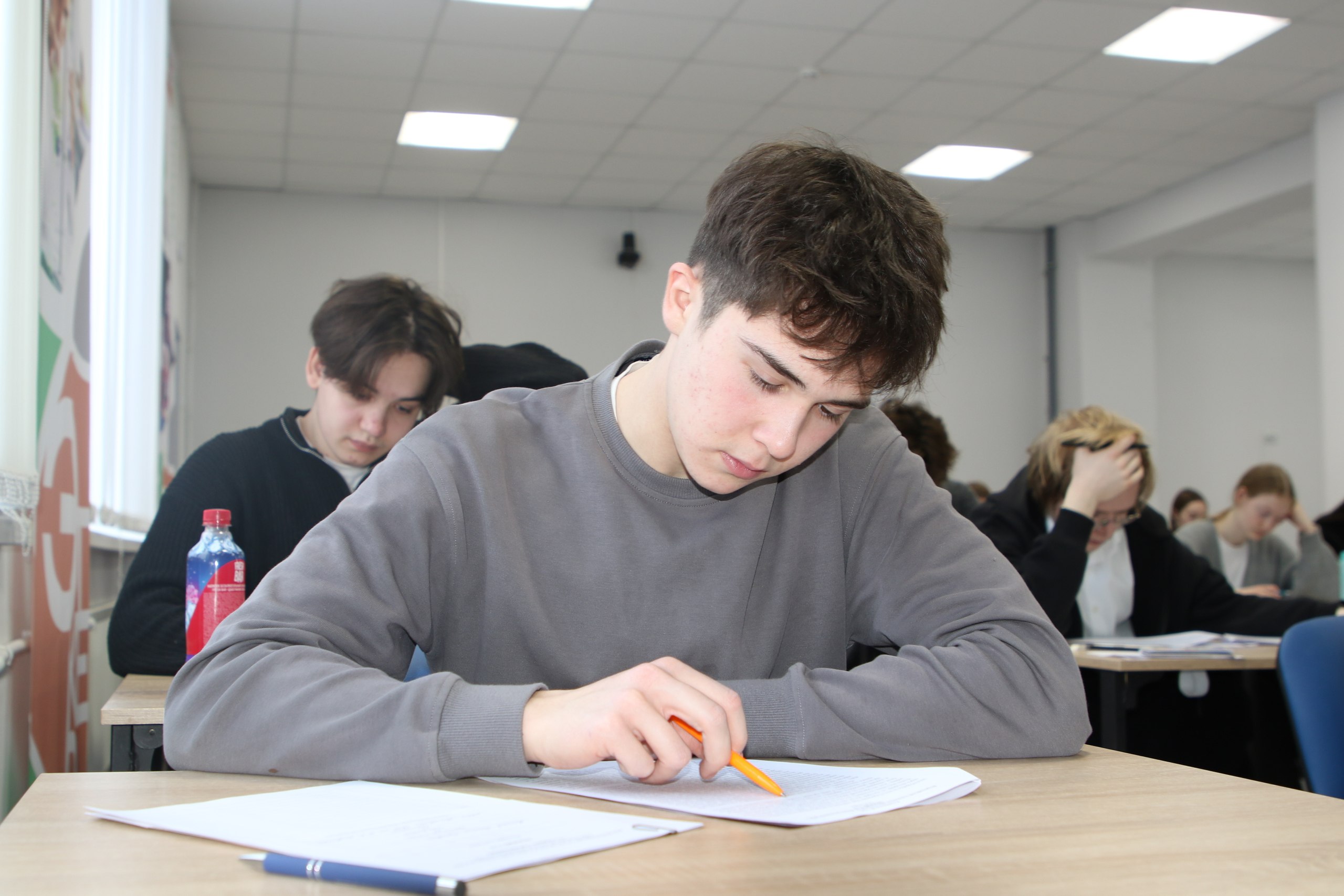 В рамках Национального проекта Молодежь и дети сегодня стартовал региональный этап Всероссийской олимпиады школьников по обществознанию Соревнования пройдут в течение двух дней и включают два тура Учащиеся должны показать свои знания в таких областях как социология политология философия культурология психология и экономика К тому же школьникам предстоит решить практические задания применяя теоретические знания из различных дисциплин Участие в олимпиаде это не только возможность проверить свои знания но и хороший шанс завести новые знакомства и обменяться опытом с единомышленниками делятся участники МинобразованияЧувашии ЗахаровМинобразования21 Молодежьидети