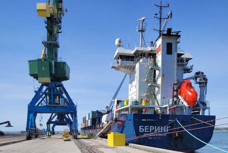 Самый северный морской порт Певек на Чукотке принял первые суда, прибывшие по Северному морскому пути в сопровождении ледокола "Вайгач". Сухогруз "Беринг" с грузом 9,2 тыс. тонн и теплоход "Тамбей" с грузом более 8,2 тыс. тонн доставили технику и стройматериалы, предназначенные для строительства Баимского ГОКа. Комбинат планируют запустить к 2027 году. После выхода на проектную мощность среднегодовое производство меди превысит 300 тыс. тонн, золота — 490 тыс. унций в первые десять полных лет эксплуатации. ™ Нержавейка