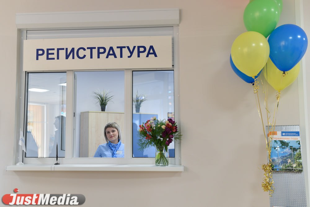 В Верхней Салде построят новую детскую поликлинику, а также модернизируют медучреждение для взрослых. Об обновлении системы здравоохранения города в своем Телеграм-канале написал врио губернатора Свердловской области Денис Паслер. Он также отметил, что модернизация медицинских учреждений и материально-технической базы запланирована во всех муниципалитетах области. «Совместно с корпорацией ВСМПО-АВИСМА приступаем к разработке концепции обновления городской системы здравоохранения в Верхней Салде. Наиболее актуальный вопрос для этой территории — строительство детской и взрослой поликлиник. Поручил рассмотреть типовые варианты проектов с привязкой к земельному участку, что значительно сократит сроки проектирования, и разработать медико-технические задания», — написал Денис Паслер. В этом году в больницы Свердловской области поставят почти две тысячи единиц медоборудования.