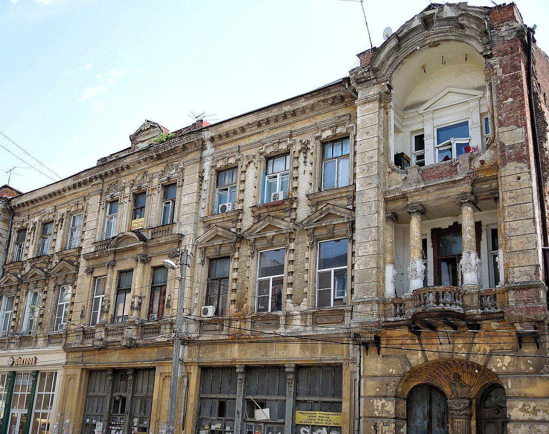 Кажется что уже ничего удивительного Подрядчик сорвал реставрацию Дома с ангелами Власти Ростова на Дону расторгли договор с Центральными научно реставрационными проектными мастерскими на реставрацию памятника архитектуры Дом с ангелами Причиной стали невыполненные обязательства со стороны подрядчика сообщает Деловая газета Юг со ссылкой на сайт госзакупок Соглашение на разработку проектной документации было заключено еще в ноябре 2021 года однако московская организация не исполнила свои обязательства В 2023 году подрядчик приостановил свою деятельность и перестал отвечать на официальные запросы заказчика Состояние памятника архитектуры признано критическим Волонтеры уже заколотили окна первого этажа чтобы предотвратить дальнейшее разрушение здания Проект реставрации на который четыре года назад было выделено около 45 млн рублей остался нереализованным enter rostov