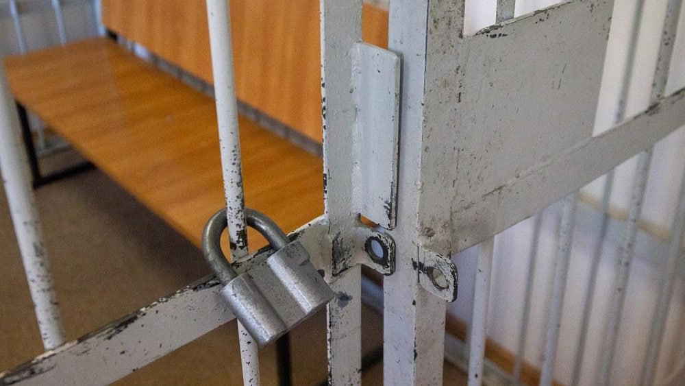 Самарец похитил более 7 млн рублей у жителей Челябинской и Кировской областей Он «служил» в банде «делопроизводителем»: организовывал изготовление фейковых документов – с гербовыми печатями и подписями якобы должностных лиц. Далее эти письма раскладывали в почтовые ящики жертв. На уловки мошенников попадались граждане всех возрастов. Так, 87-летняя пенсионерка из Озерска перевела 500 тысяч рублей, 40-летняя жительница Чебаркуля – почти полтора. Теперь ему придется возместить награбленное. / Прислать новость