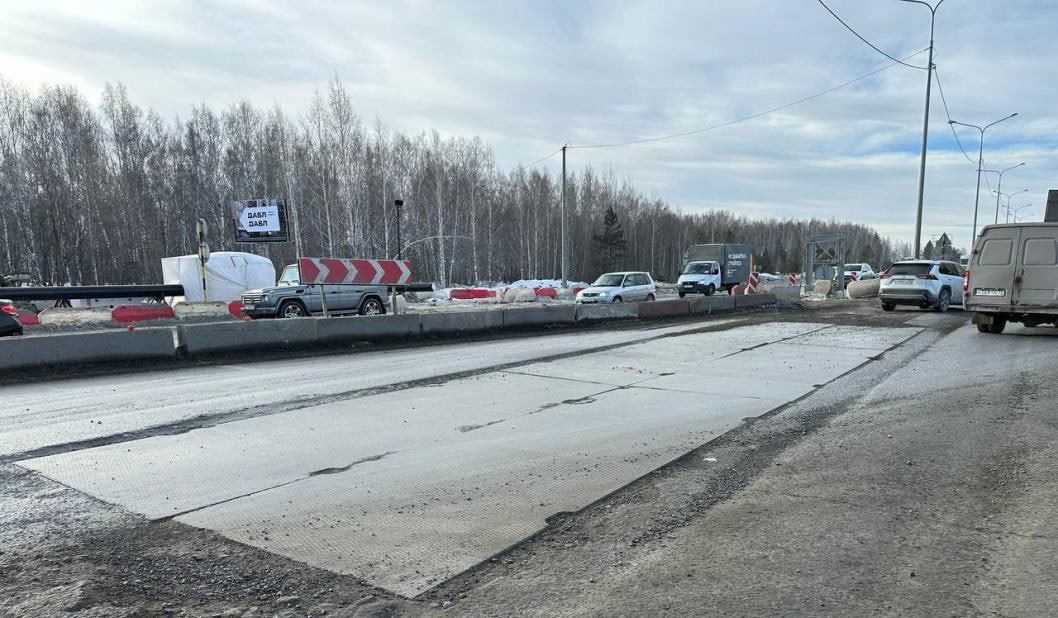 В Тюмени на участке дороги в районе Московского тракта установили плиты на стыке полос  Здесь делают опоры под будущую транспортную развязку. Плиты позволят водителям объехать участок дороги на Московском тракте в районе ул. Джанбровского.     Строительство развязки началось осенью 2024 года, завершить планируют в ноябре 2026-го. На эти цели из бюджета Тюменской области направили 5 млрд 700 млн рублей.