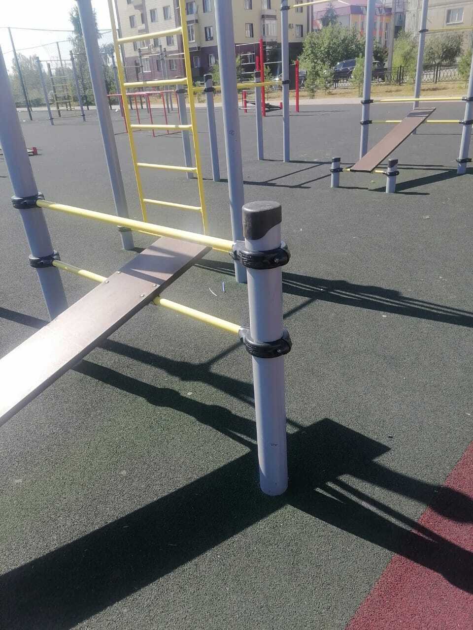 В городских парках продолжаются работы по благоустройству. Об этом сообщил в своём телеграм-канале  clck.ru/34ZSnW  Глава города Виктор Щигрев   В парке «Нагорный» завершён первый этап работ: отремонтированы скамейки и урны, заменены повреждённые элементы. В ближайшее время здесь планируют приступить к покраске, как только установится благоприятная погода.    Подобные работы по ремонту и обновлению скамеек и урн запланированы также в парке «Строителей».    В парке «Прибрежный» уже выполнены работы на спортивной площадке. Обновили 10 секций ограждения, заменили заглушки и поврежденные элементы спортивного оборудования.  Работы направлены на создание уютной и ухоженной городской среды, где приятно гулять, проводить время с семьёй и друзьями.