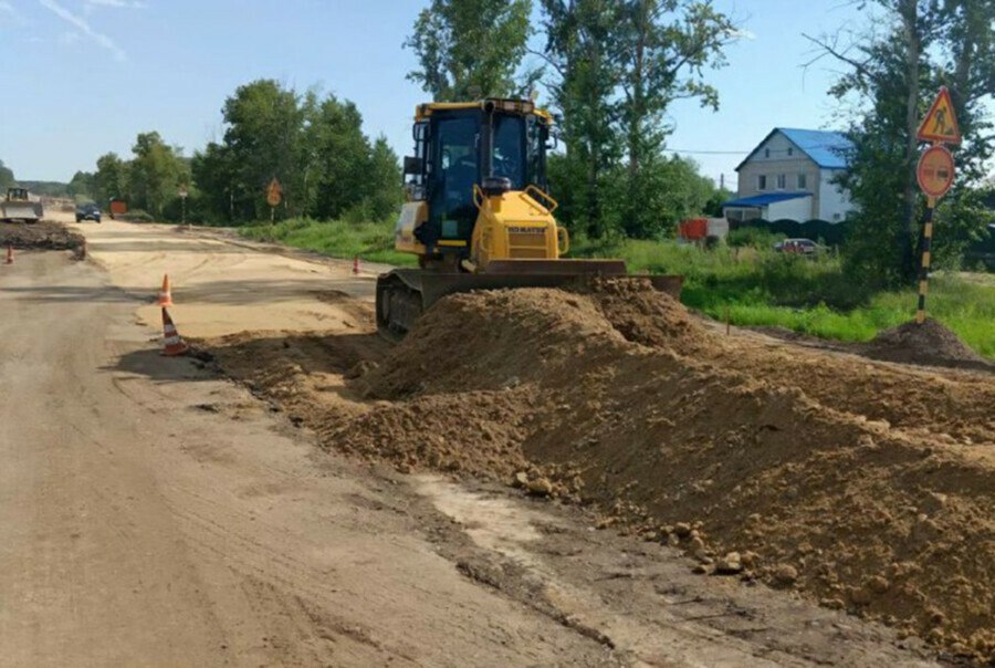 На подъезде к Благовещенскому аэропорту, на участке трассы Благовещенск – Бибиково, специалисты проведут реконструкцию двух водопроводов, пересекающих дорогу, и проложат новые сети. Работы проведут с 6 по 13 августа. В эти дни на участке с 16 по 17 километр проезд для транспорта будет закрыт. Организовано реверсивное движение по объездной дороге. «Уважаемые водители, дорожники стремятся как можно скорее завершить работы, которые ограничивают проезд, они трудятся в две смены днем и ночью. Но на этом этапе реконструкции техника вынуждена работать прямо на дороге. Просим вас учитывать это при планировании поездок в аэропорт и с пониманием отнестись к временным неудобствам. В ближайшие несколько дней специалисты завершат обновление сетей, а затем освободят дорогу», – сообщили в правительстве Амурской области.