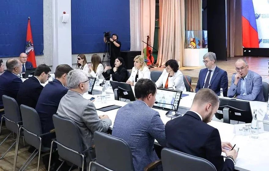 Зампред и руководитель исполкома Деловой России Нонна Каграманян выступила на заседании объединенного оргкомитета всероссийского чемпионатного движения по профессиональному мастерству которое прошло во главе с вице премьером Дмитрием Чернышенко Нонна Каграманян отметила что Деловая Россия ведет большую работу по выявлению проблем и преодолению барьеров при трудоустройстве инвалидов С центром статистических разработок мы провели масштабное исследование по теме инклюзивной занятости Одна из задач выявить эффективные меры поддержки инвалидов которые способны повысить уровень их занятости через освоение перспективных профессий и приобретение новых профессиональных компетенций заявила она По итогам анализа сформулированы предложения по улучшению ситуации в сфере инклюзивной занятости Совершенствовать систему профессионального обучения и переобучения инвалидов Повышать осведомленность работодателей о преимуществах найма сотрудников с инвалидностью Развивать инфраструктуру предприятий с учреждениями здравоохранения культуры и спорта Отдельное внимание уделено анализу механизма квотирования рабочих мест для инвалидов Выявлены проблемы соблюдения работодателями норм законодательства трудности контроля исполнения установленных квот и недостаточность экономических стимулов для организаций создающих рабочие места для инвалидов Эксперты Деловой России также разработали для компаний методические рекомендации по созданию оптимальных условий трудоустройства инвалидов Документ включает подробный алгоритм действий предприятия по привлечению и сопровождению работников с особыми потребностями