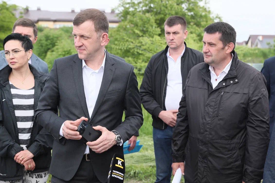 Школу и детсад построят в новом жилом массиве Пригородного  За последний год поселок заметно преобразился. На участках, выданных многодетным семьям, сейчас полным ходом идет строительство жилья.    Несмотря на неблагоприятную погоду, монтаж продолжается без задержек — все работы планируют завершить в срок.  «Параллельно будем обеспечивать социальной инфраструктурой растущий посёлок. Готовим документы для проектирования и последующего строительства школы на 1550 мест и детсада на 200 мест. Уже выделили участок для будущего медучреждения», — написал Евгений Наумов.  После завершения инженерных работ местные власти приведут в порядок дорожное покрытие       Новости тут   Прислать фото/видео