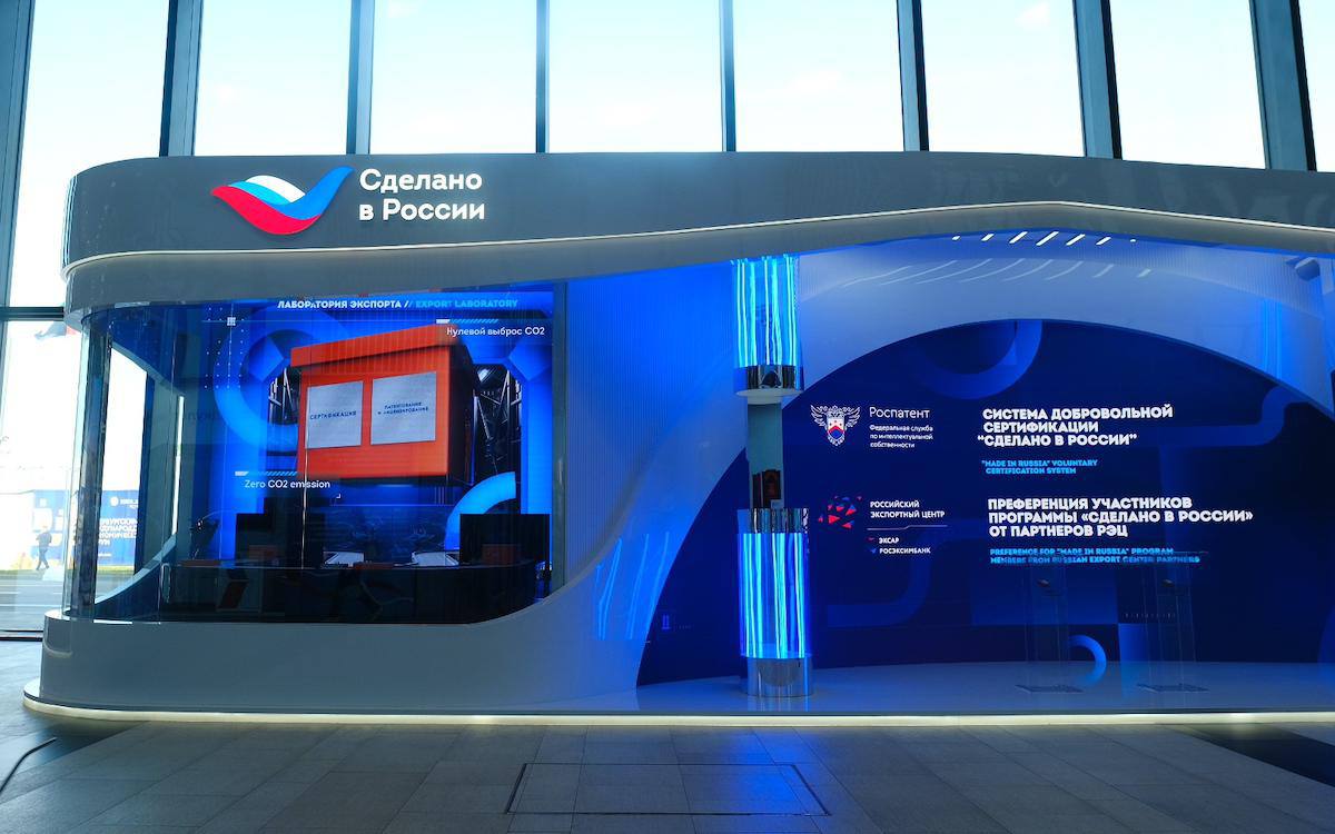 Греф назвал благоприятный для экспортеров и импортеров курс рубля Сейчас курс рубля слишком крепкий заявил глава Сбера Герман Греф на Domclick Digital Day Равновесный курс который должен быть 98 105 руб за доллар считает он Это тот курс который должен был бы быть при нормализации рынка и который бы устроил собственно говоря экспортеров и помог бы импортерам с точки зрения создания естественного барьера на границе сказал Греф В начале ноября экономист экс глава банков ВТБ24 и Открытие Михаил Задорнов заявил что санкции против крупнейших российских нефтяных компаний Роснефти и ЛУКОЙЛа имеют безусловно негативное влияние на рубль Эффект проявится в начале 2026 года РБК Уфа в Telegram РБК Уфа в MAX