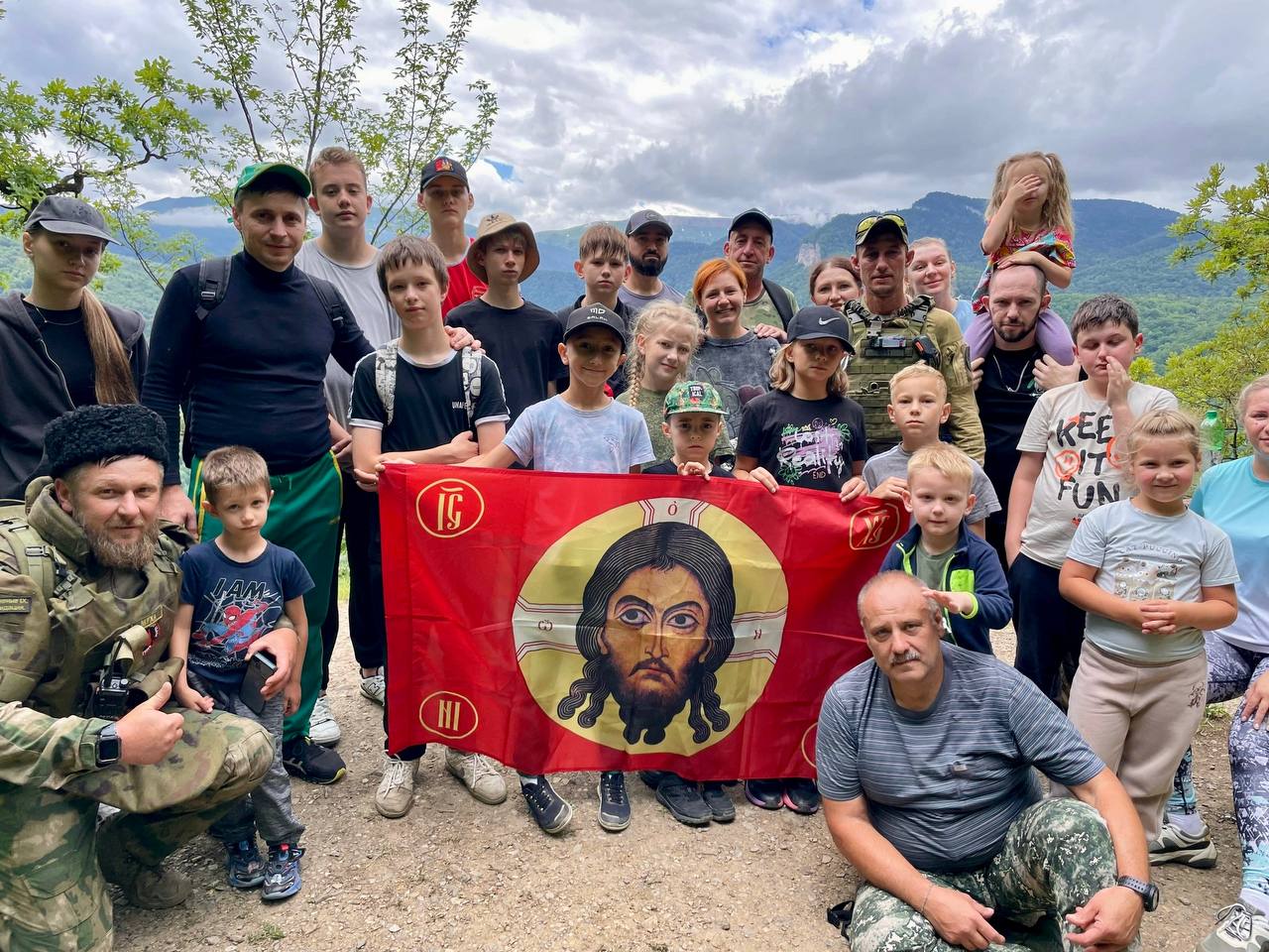 Юные тихоречане совершили восхождение на живописные горные вершины Кубани и погрузились в изучение традиционных казачьих боевых искусств Под руководством атамана Фастовецкого ХКО Евгения Саломаха и тренеров СШ«Витязь» ребята разбили лагерь в горах Мостовского района. Спортсмены и казачата не просто покорили горные вершины — они прошли настоящую школу мужества и традиций. Наставники подготовили насыщенную программу. Ребята освоили фланкировку шашкой, работу с арапником и даже метание спортивных ножей. Но главным открытием стало полное отключение от городской суеты и гаджетов. По словам атамана, именно в таких условиях формируется настоящий командный дух и характер. Отсутствие сотовой связи помогло детям научиться живому общению и стать настоящей командой.