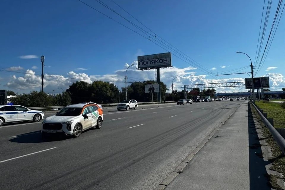 В Новосибирске на Димитровском мосту столкнулись пять автомобилей  21-летний водитель, управляя каршеринговым Хавал Джулион, столкнулся с автомобилями Suzuki Grand Vitara, Toyota Corolla, Chevrolet Aveo и Honda Vezel. В аварии пострадали двое детей-пассажиров из Suzuki — 10-летний мальчик и 6-летняя девочка. Характер полученных травм уточняется.    Подпишись на «КП — Новосибирск»