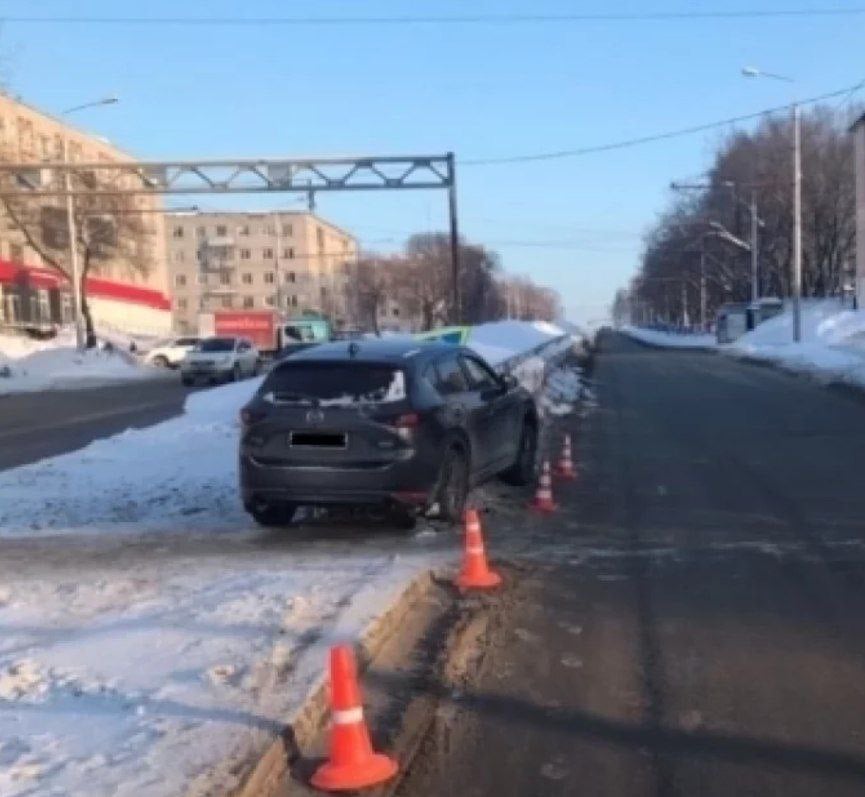 Водитель автомобиля врезался в дорожный знак и ограждение на пешеходном переходе в Пермском крае, сообщает госавтоинспекция Березников.  Авария с участием 59-летнего водителя случилась 22 февраля. Около 16 часов дня водитель Мазды СХ-5 ехал по улице Юбилейной в центре Березников. В один момент мужчина выехал с полосы на пешеходном переходе возле дома № 76 по улице Карла Маркса. Как оказалось, во время поездки мужчине стало плохо.  «В связи с резким ухудшением самочувствия, водитель потерял контроль над управлением автомобиля и допустил наезд на препятствие в виде дорожного знака и металлической конструкции пешеходного ограждения», – рассказывают в ГАИ Березников.  Во время аварии автомобиль получил повреждения. Сейчас правоохранители ведут проверку и уточняют все обстоятельства происшествия. В полиции призвали жителей Прикамья не садиться за руль в болезненном или утомлённом состоянии.  Источник   ЧП Пермь    Прислать новость