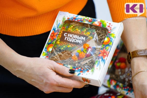 Роскачество предупредило о мошенничестве с игрой Тайный Санта Новогодняя ловушка строится на простом психологическом расчете в предпраздничной суете люди склонны верить в чудо и с легкостью расстаются с деньгами в обмен на обещание фантастического подарка Потенциальным жертвам предлагают перевести 1 000 рублей на подарок незнакомцу чтобы получить шанс выиграть 5 000 Или внести 5 000 ради возможности получить новый айфон последней модели Кажется что это почти благотворительность да еще и с бонусом но на деле деньги просто отправляются в никуда сообщил руководитель центра Сергей Кузьменко   komiinform ru news 289911