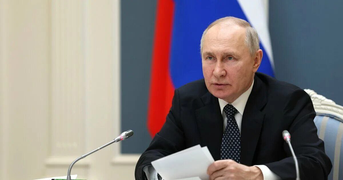 Путин поручил определить День языков народов РФ, сообщили в Кремле.  Путин поручил изучить возможность запуска "детской карты" номиналом 3 тыс. рублей для покупки книг, сообщили в Кремле.