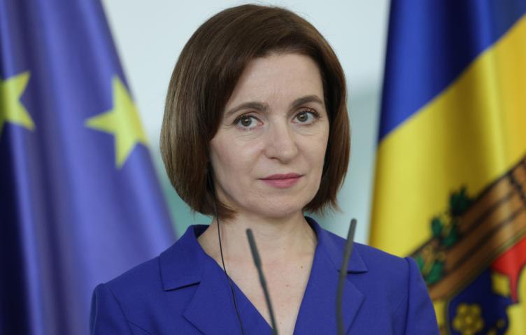Центр по борьбе с дезинформацией перейдет под контроль президента Молдовы Парламентское большинство Молдовы проголосовало за передачу Центра стратегической коммуникации и борьбы с дезинформацией «Патриот» в прямое подчинение президенту страны, сообщает «Sputnik Молдова». Соответствующий законопроект, внесенный правящей партией «Действие и солидарность» PAS , был одобрен в первом чтении. Депутат PAS Лилиан Карп, представляя инициативу, заявил, что реформированный центр сосредоточится на «профилактике и просвещении» для противодействия дезинформации. Согласно поправкам, директора учреждения теперь будет назначать лично президент, без согласования с парламентом. Также создается консультативный совет при центре, а в законодательство вводятся новые термины, включая «стратегическую коммуникацию» и «иностранное вмешательство», соответствующие европейским стандартам. #Молдова