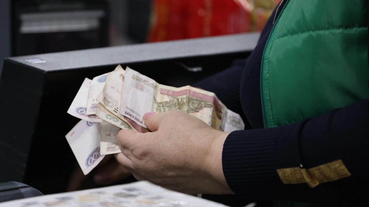 ВШЭ проанализировала как события 2022 2023 годов повлияли на потребительское поведение россиян Главное возросли расходы на питание вне дома причем у всех групп населения вероятно это следствие снижения зарубежных поездок и роста внутреннего туризма сократились траты на непродовольственные товары и так же у всех групп населения причины падение импорта и ожидание его восстановления выросли траты на услуги драйверы растущие тарифы траты на образование и фитнес