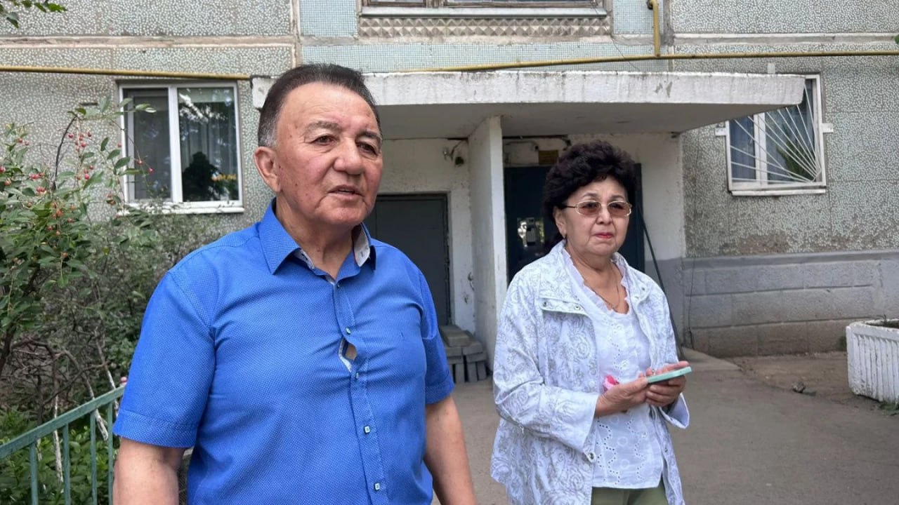 Автобус сбил 14-летнего подростка на пешеходном переходе в Актобе 31 мая Дарын Кожахметов хотел проехать на велосипеде по пешеходному переходу, но не успел. Его сбил автобус № 15. Велосипед остался под колёсами, а мальчика откинуло на 20 метров вперёд. Он чудом выжил, но сейчас — в тяжёлом состоянии в нейрохирургическом отделении. «У него травма головы, череп раскрыт, 15 рёбер сломаны, одно ребро прижало лёгкие. Лёгкие и другие органы повреждены. Отец работает один, мать лежит рядом с Дарыном. Дома остались ещё трое детей. Самому маленькому из них два с половиной года. Водитель на свободе. Он приходил в больницу, но так ничего и не сказал», — рассказал дедушка пострадавшего подростка Кожахмет Саркулов. Операцию Дарыну не делают, так как сначала нужно стабилизировать его состояние. Сразу после интервью с «Ордой» дедушка отправился в онкологический центр, где его должны прооперировать. Семья опасается, что водитель избежит наказания. В городском автотранспортном предприятии, однако, признают — 33-летний водитель проехал перекрёсток на скорости 55 км/ч вместо разрешённых 40 . В полиции дело расследуют по части 2 статьи 345 УК РК — «Нарушение правил дорожного движения, повлёкшее по неосторожности причинение тяжкого вреда здоровью человека». Водителя отстранили от работы на время следствия, а также посадили под подписку о невыезде. Мужчина последние два года работал в ТОО «Автопарк», стаж его вождения — восемь лет. «Если семье или подростку нужна помощь, мы ни от какой ответственности не отказываемся. Мы ждём завершения следствия», — сообщил директор автопарка Агарыс Тлеулесов. Родные Дарына намерены обратиться за помощью к адвокатам и добиться наказания для водителя и его работодателя. Помимо этого, они хотят получить компенсацию за моральный ущерб — подростку предстоят сложные операции и длительная реабилитация. Ранее во дворе ЖК в Астане грузовик насмерть сбил ребёнка, который ехал на велосипеде.