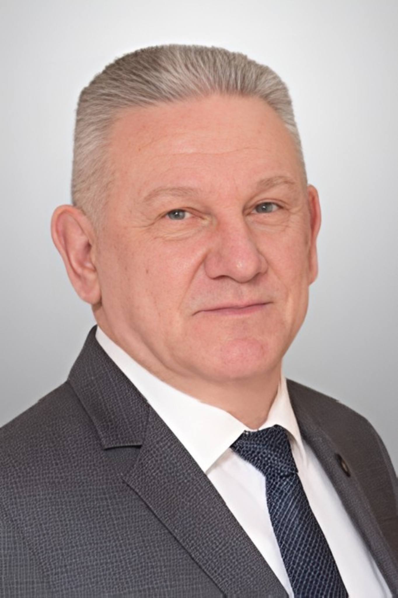 Губернатор Денис Паслер назначил директора Департамента госжилнадзора Свердловской области Указом губернатора Дениса Паслера в соответствии со статьей 42 Устава региона на должность директора Департамента государственного жилищного и строительного надзора Свердловской области назначен Алексей Россолов Он приступил к исполнению обязанностей с 3 декабря Алексей Петрович Россолов родился в 1963 году Проходил военную службу в органах государственной безопасности на должностях офицерского состава Работал директором по региональной политике ОАО Территориальная генерирующая компания 10 в Челябинске заместителем генерального директора ОАО Уральская тепловая компания заместителем директора департамента ЖКХ администрации Тюмени заместителем начальника главного управления строительства и ЖКХ аппарата губернатора Тюменской области С 2012 года возглавляет управление Государственной жилищной инспекции Свердловской области впоследствии Департамент государственного жилищного и строительного надзора Свердловской области