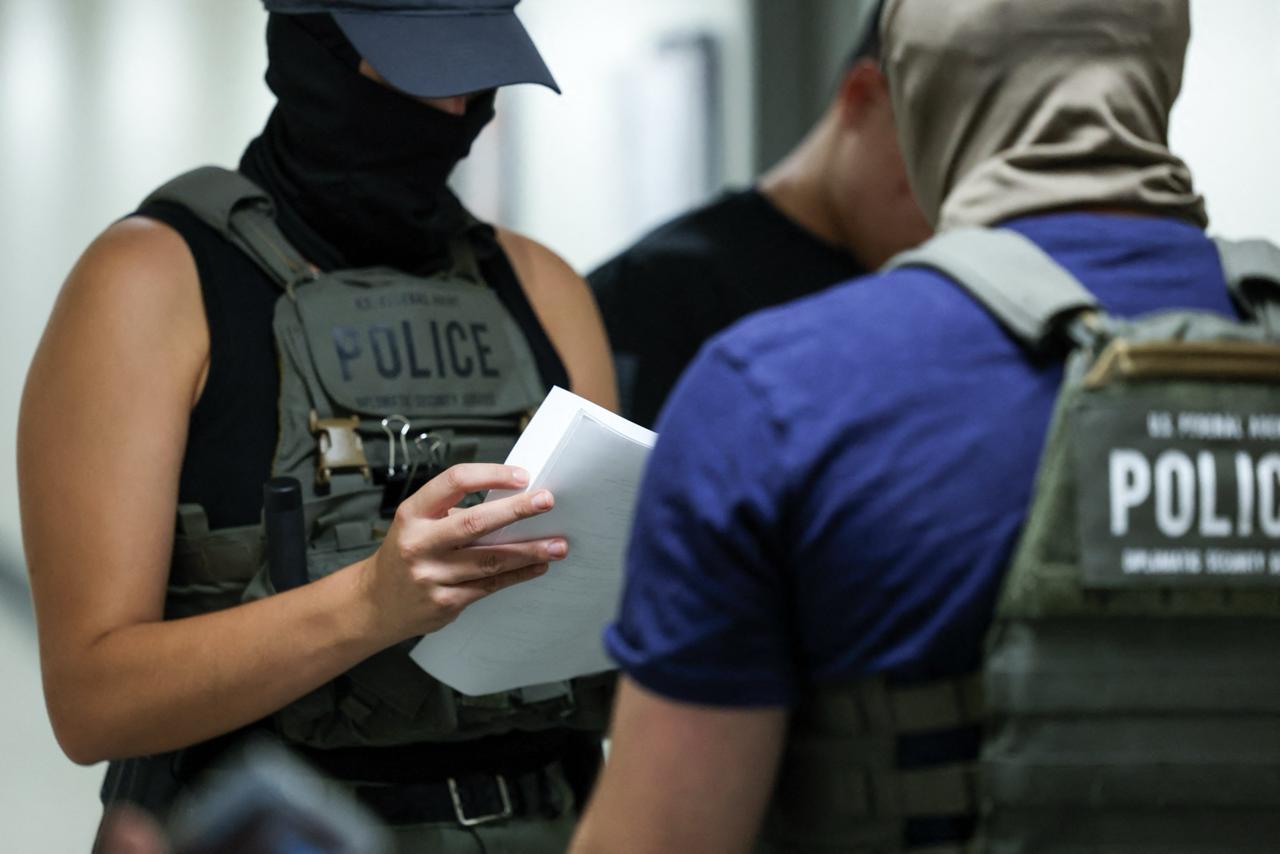 Администрация Трампа возобновляет более 100 тыс замороженных дел о депортации Белый дом добивается возобновления дел мигрантов которые раньше судьи откладывали как неопасные пишет NBC News Администрация подала более 117 тыс таких запросов Половина мигрантов живут в США больше 10 лет Больше всего дел в Калифорнии Нью Йорке Аризоне и Флориде Ранее судьи закрывали такие дела чтобы разгрузить суды и дать людям время на оформление убежища или легального статуса В апреле администрация Трампа заявила что эта практика лишь откладывает депортации и усугубляет перегрузку системы Теперь дела возвращают в суд В Калифорнии количество таких запросов выросло на 14 тыс Адвокаты жалуются что повестки рассылают даже тем кто давно легализовался или уже умер Дела не пересматривали индивидуально просто открыли все Теперь депортация грозит людям которые подали на убежище или оформление грин карты которые много лет живут в США работают и ждут решения по статусу