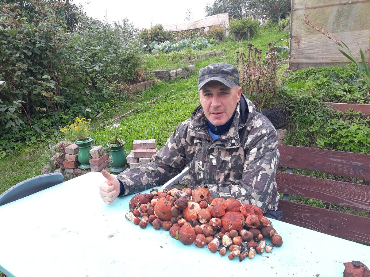 Пенсионерка поймала пулю, выпущенную полицейскими при попытке усмирить избивавшего её сына  Как сообщили в пресс-службе ГУ МВД по Петербургу и ЛО, всё произошло накануне днём в квартире на проспекте Славы. Житель Купчино сильно перебрал с алкоголем и стал бросаться на свою 85-летнюю мать с кулаками. Соседи вызвали полицию.  Прибывший наряд попытался задержать дебошира  на фото  — тот разошёлся пуще прежнего и напал на стражей порядка, хватая одного из них за горло и пытаясь отобрать у него оружие. Полицейский применил табельное — 54-летний агрессор получил огнестрельное ранение ноги. Пуля отрикошетила и попала ещё и в бедро его престарелой матери.  На место вызвали бригаду скорой, пенсионерку и её буйного сына госпитализировали. Пожилая женщина получила сотрясение мозга, гематомы и перелом носа. Она находится в тяжёлом состоянии. Неадекват стал фигурантом дела о применении насилия и оскорблений в отношении представителя власти.    соцсети    Подписаться   Прислать новость