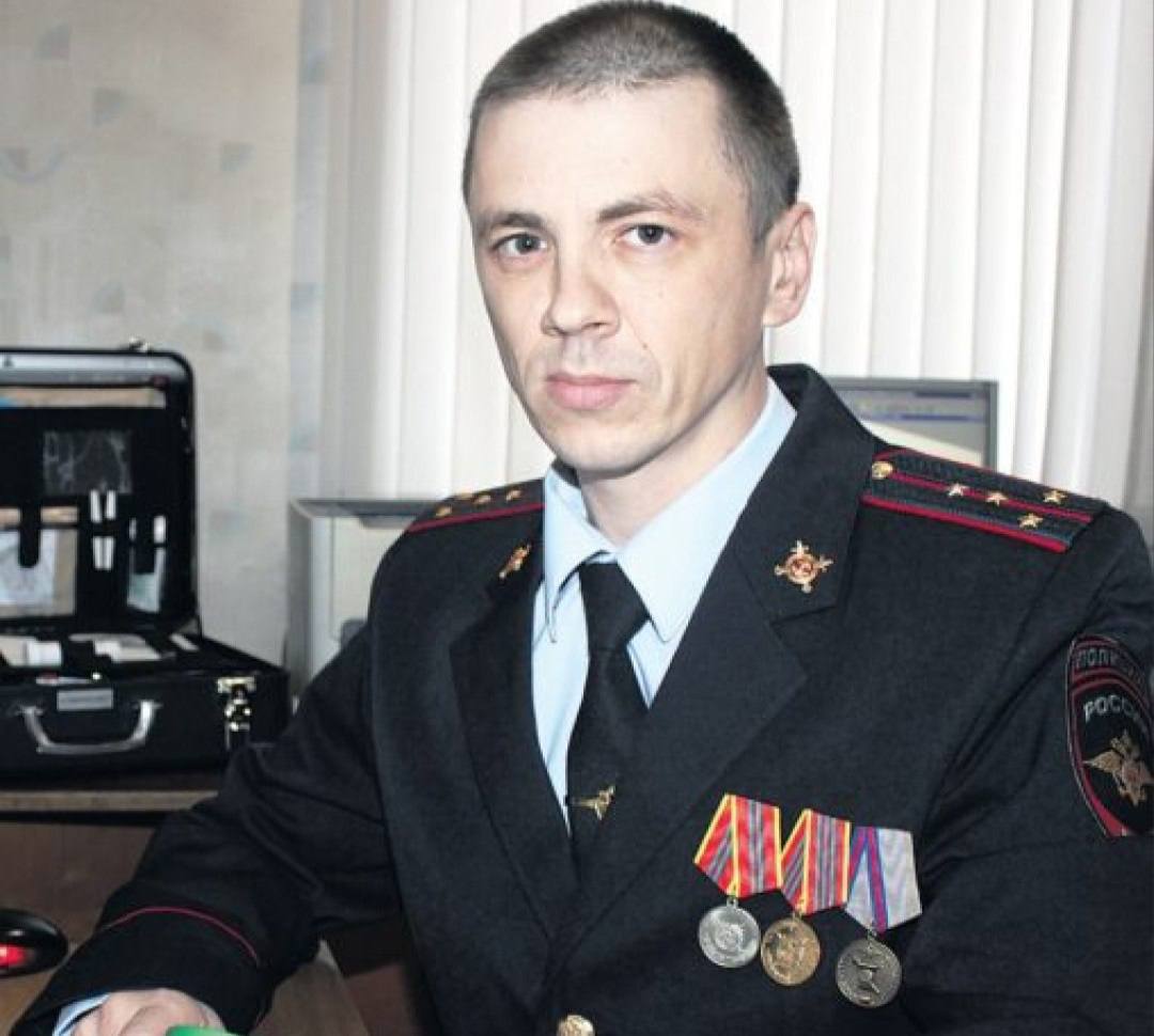Полицейский из Свердловской области, обвиняемый в совращении школьницы, ушёл на СВО вместо суда В Свердловской области полицейский, обвинённый в совращении 15-летней школьницы, избежал суда, заключив контракт с Минобороны и отправившись на специальную военную операцию СВО . По данным следствия, полицейский познакомился с девочкой, подрабатывая таксистом, что запрещено сотрудникам правоохранительных органов. Он вступил с ней в сексуальные отношения, после чего школьница забеременела. Уголовное дело по статье о «половом сношении с лицом, не достигшим 16 лет» было возбуждено только после того, как история получила огласку в местных СМИ. Позже обвинение переквалифицировали на более мягкую статью. Представитель потерпевшей утверждает, что местные следователи проигнорировали факт изнасилования, применив менее строгую квалификацию. Это позволило обвиняемому избежать серьёзного наказания и заключить контракт с Минобороны, что было бы невозможно при более тяжкой статье. Подписаться Прислать новость