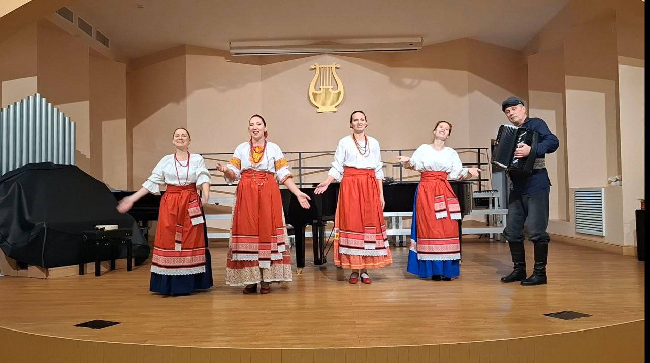 Ансамбль Теремец из ЖДШИ 1 стал победителем Всероссийского фестиваля Мир Согласие Молодежь По итогам музыкального конкурса фольклорный ансамбль был удостоен звания лауреата I степени Коллектив успешно выступил в номинации Народное пение возрастная группа 25 Ансамбль Теремец выступал на фестивале под руководством преподавателя ЖДШИ 1 по программе Музыкальный фольклор Галины Щегловой Подписывайтесь на канал Главы г о Жуковский в MAX Pak Andronik Жуковский