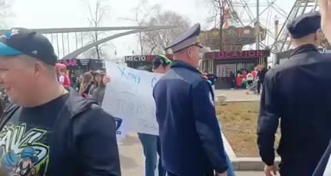 В Хабаровске учителей попросили покинуть первомайский митинг из-за плакатов о зарплатах