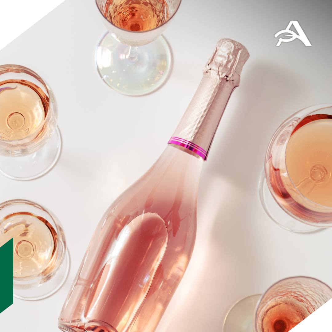 Российские коллекционные вина стали объектом инвестирования Группа компаний Абрау Дюрсо сообщила о первом выпуске цифровых финансовых активов ЦФА инструментов предоставляющих возможность стать участником рынка коллекционных вин России Размещение проводилось на платформе Сбербанка инструмент доступен квалифицированным инвесторам Доходность ЦФА зависит от результатов аукционных торгов специально отобранного сета коллекционных вин Абрау Дюрсо Оценку рыночной стоимости коллекционных вин на основе которых был сформирован фонд для ЦФА осуществил руководитель Союза сомелье и экспертов России Артур Саркисян В практике мирового виноделия существует особый класс коллекционных вин ценность которых со временем только возрастает Такие вина являются предметом особой гордости всех ценителей и коллекционеров Сегодня вина с лучших российских терруаров перестают быть гастрономическим продуктом и получают новое признание как объекты инвестирования уверен известный российский сомелье Инструмент позволяет квалифицированным инвесторам получить доход с гарантированной защитой на уровне ключевой ставки Банка России и фиксированной надбавки в 3 годовых Размещаемый актив является индексным ориентированным на стоимость вин и формируемым на основе рыночных данных agroexpert Наши каналы